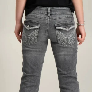 Jättesnygga grå bootcut jeans - Snygga bootcut lågmidjade jeans från Gina Young i storlek 170, de är lite långa för mig och jag säljer därför vidare dem. Passar på S men även M. Jättebra skick, bara lite slitna vid hälen💗💗 (Lånade bilder)