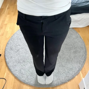 Kostymbyxor vero Moda - Assnygga kostymbyxor från vero moda 😍de har väldigt mycket stretch i sig så de är så sköna🥰🥰