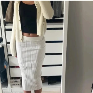 Vit ribbad kjol zara  - Snygg vit ribbad kjol med en tight passform. Kjolen är knälång och passar perfekt för en stilren look. Den är enkel att matcha med olika toppar och skor. Strl s 💕