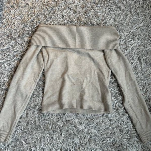 Beige offshoulder tröja från Gina Tricot - En superfin tröja from Gina. Använd ca 2 gånger och är i fint skick!! Stl 146/152 men kan funka om man har lite större storlek också!