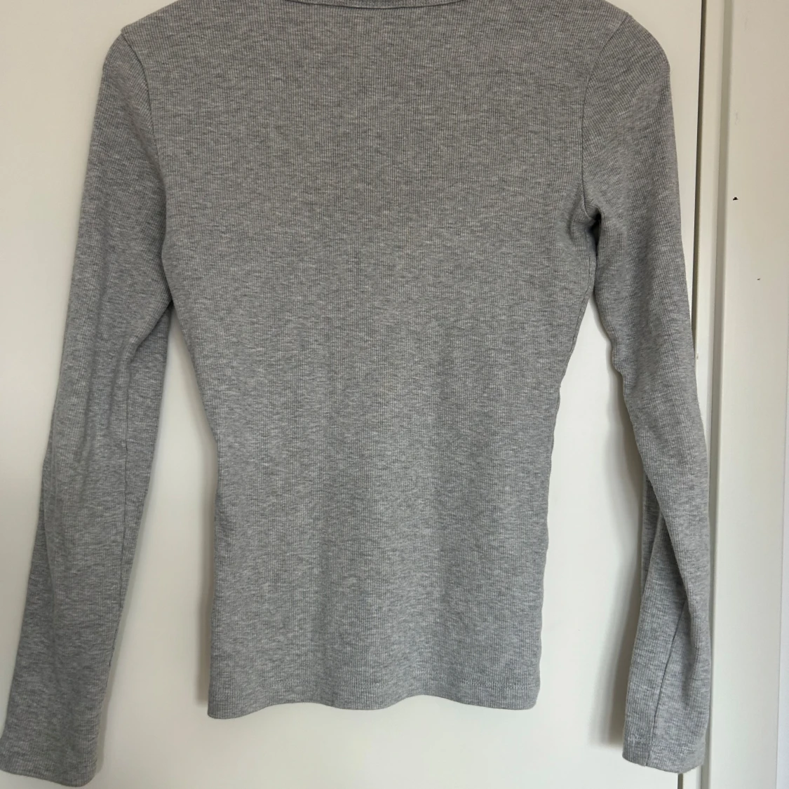 Grå ribbad tröja från Gina Tricot - 1