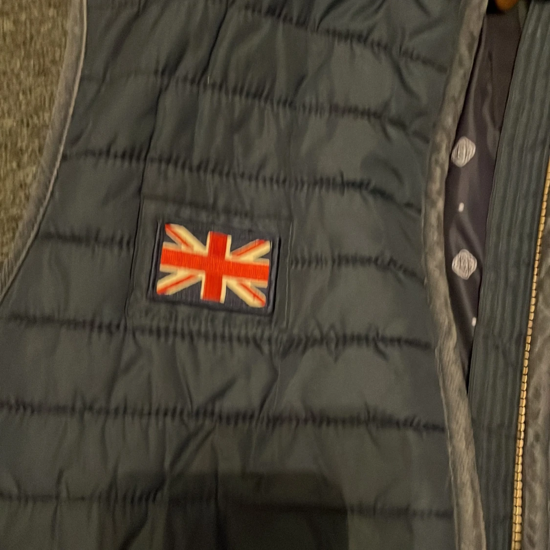 Mörkblå quiltad väst med broderad logga - 2