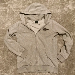 Grå hoodie från Peak Performance - Säljer en stilren grå hoodie från Peak Performance med dragkedja | passar dig mellan 155-161 | skick 9/10 | pris kan diskuteras🤝