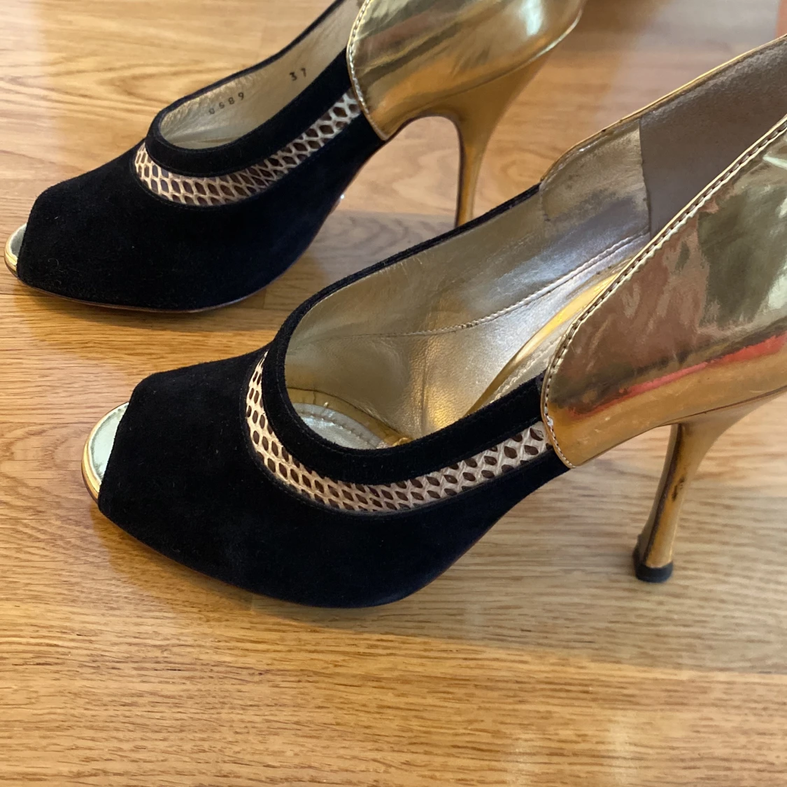 Svarta och guldiga klackskor från Dolce & Gabbana - 4