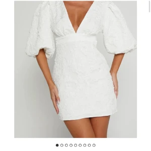 Studentklänning  - Vit klänning med v-ringning och puffiga ärmar. Passar perfekt som studentklänning. Aldrig använd och säljer för att jag inte hann returnera. Första bilden är lånad💖