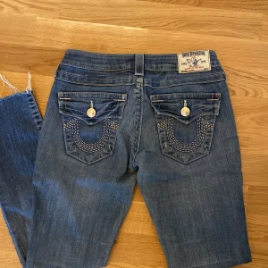 Blå jeans från true religion - Jeans från true religion i modellen skinny🫶🏼