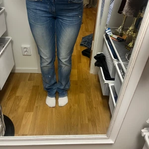 Blå jeans från Levis - Snygga blå jeans från Levis med en klassisk femficksdesign. De har en bootcut passform och är perfekta för en avslappnad stil. Jeansen har en lätt tvättad look och är tillverkade i ett slitstarkt denimtyg.