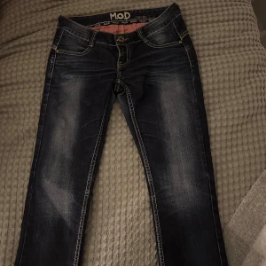 lågmidjade jeans  - super snygga lågmidjade jeans i storlek 26/30, säljer då dom är för korta på mig som är 172, skulle säga dom passar någon som är under 165💕 sista bilden är en bild på exakt likadana bara en ljusare färg men de är dom två första bilderna som är jeansen jag säljer 💕