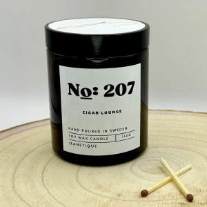 Doftljus Cigar Lounge 100% sojavax ljus - Cigar Lounge- ljus erbjuder en djup och komplex doftupplevelse.  Doften fångar essensen av en rökig cigarrlounge – med en lyxig blandning av citrus, tobak, läder och en subtil antydan av krydda. Varje gång du tänder ljuset sprider det en atmosfär av avkoppling och klass, som om du befinner dig i en fin cigarrklubb med ett glas rom i handen och en cigarr nära till hands.  Egenskaper:  - Brinntid: ca 30-35 timmar - Vax: 100 % sojavax - Veke: Vaxad bomullsveke