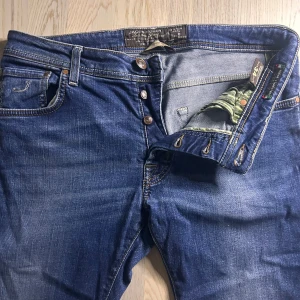 Jacob cohen slim fit jeans - Nyskick | Size 34 sitter som w32 | Sitter slim fit | modell 180 65 kg | Nypris 5000-7000 vårt pris 1299 | Medföljer en duk