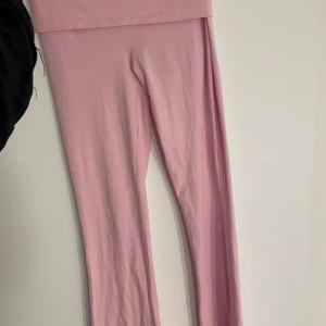 Rosa yogapants från Gina Tricot - TRYCK INTE KÖP DIREKT ‼️Jag Säljer ett par mjuka och bekväma rosa yogapants från Gina Tricot. Jag köpte de för ca en vecka sen för 369kr och har använt dom 1 gång. Kan tänka mig att sänka priset vid en snabb affär!💘