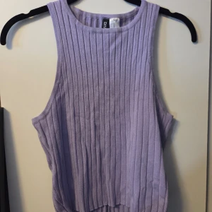 lila topp - sommartopp/linne från H&M i fin pastell-lila färg. bra skick.