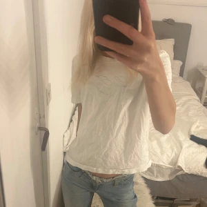 Vit t-shirt från Zara - Säljer en vit t-shirt från Zara i storlek M, men passar även mindre storlekar. Har aldrig använts🤍🤍