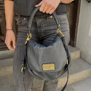 Marc Jacobs väska - Så så snygg väska från Marc Jacobs med unika guldiga detaljer. Kan bäras på flera olika sätt och till många olika outfits. Det långa bandet med kommer🫶🏼 Väskan är i ett mycket bra skick och gör ens outfits ännu lite snyggare😍