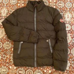 Colmar jacka  - Hej! Säljer nu min jacka från märket Colmar, storlek 46/S, använt skick modellen är 184cm och väger 70kg . Tveka inte på att höra av dig om du har frågor eller funderingar kring jackan!