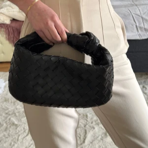 Svart flätad handväska jodie - Snygg svart handväska i flätat mönster. Äkta läder!! inuti också. Inköpspris 1500.