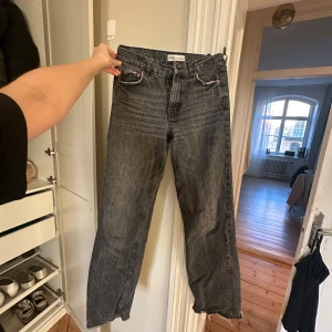 Grå jeansbyxor från Zara - Snygga grå jeansbyxor från Zara med en klassisk femficksdesign. Byxorna har en rak passform och är perfekta för en avslappnad stil. De har en knapp- och dragkedjestängning framtill. Långa på mig som e 170