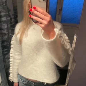 Vit arket tröja med volanger  - Intressekoll på den vita arket tröjan med volanger, då jag känner att den inte kommer till användning. Den ska vara i storlek S men då den är liten i storleken passar den även XS. Hör av dig vid intresse ❤️Kommer inte gå ner i pris! 