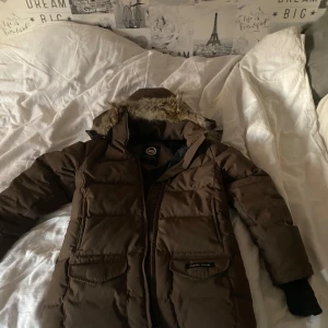 Brun dunjacka från Canada Goose - Säljer min brors Canada Goose jacka storlek s
