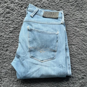 Replay anbass jeans  - Replay anbass jeans som har blivit väl används och har sina defekter vilket visas på bilderna (de har även en väldigt liten reva som jag inte kan visa pga att man bara kan ha 5 bilder ) Jag har massor med liknande kläder ute så kolla gärna in min profil och självklart kan vi lösa ett bättre pris vid köp av flera plagg. Jag får ofta frågan om att skicka bild när jag själv har på jeans/tröjor men tyvärr går det vanligtvis inte då jag ofta inte kan ha storlekarna jag säljer.