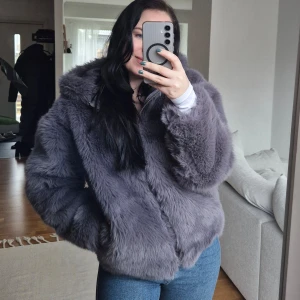 Grå pälsjacka med dragkedja, Weekday - Nypris 1000kr, ny med prislapl. Säljer en mysig grå pälsjacka med dragkedja. Jackan har en fluffig look och är perfekt för kyligare dagar. Den har långa ärmar och en bekväm passform.