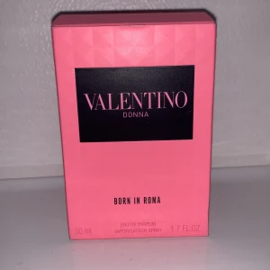 Valentino Donna Born in Roma Eau de Parfum - Säljer en helt ny och oöppnad, lyxig Valentino Donna Born in Roma Eau de Parfum. Flaskan är elegant med ett mönstrat glas och svart lock. Doften är modern och feminin, perfekt för den som vill ha något unikt och sofistikerat. Innehåller 50 ml.