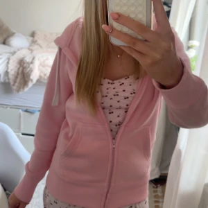 Rosa russemerch ziptröja - Säljer denna jätte fina ziphoodien från russemerch, säljer pågrund av att jag änvänder aldrig den, använd två gånger💗