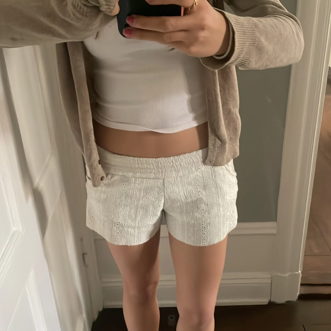 Vita shorts med broderi - 1