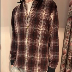 Carhartt overshirt - Fet carhartt overshirt! Perfekt till våren! Storlek s. 180cm och 61kg på bilden. Inga skador. Vid funderingar skriv gärna!