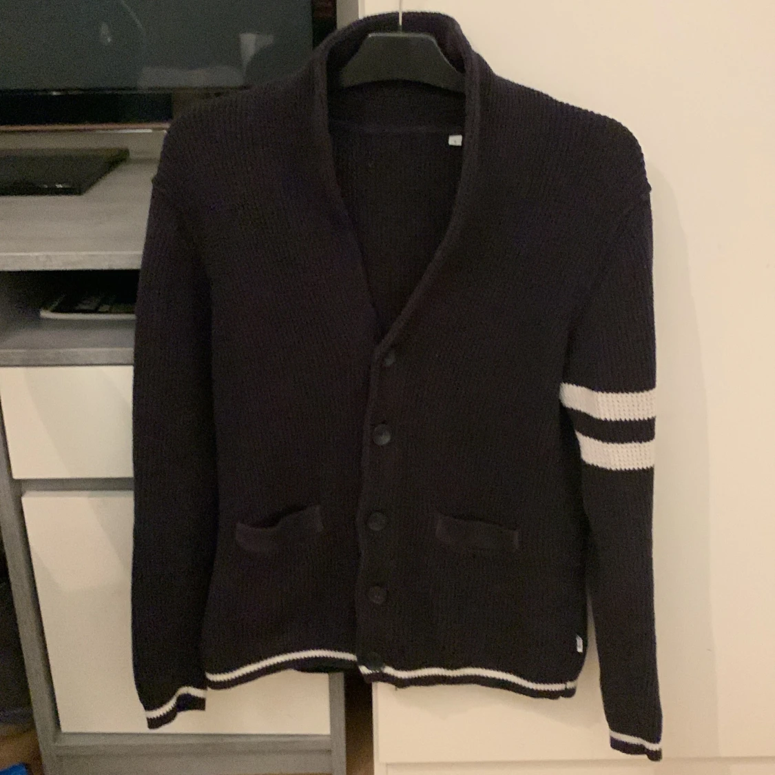 Svart kofta med vita ränder