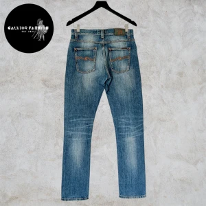 Nudie Jeans  - Sjukt feta Nudie jeans i modell Dude Dan storlek W29 L32. De har en slim passform och är topp skick utan defekter. Hör av dig om du vill ha mått eller har andra frågor och funderingar! Psst… följ kontot för 10 % rabatt!