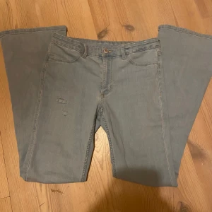 Ljusblå jeans med bootcut - Säljer ett par ljusblå jeans med bootcut-stil. skriv om ni vill ha stl/mått!! 