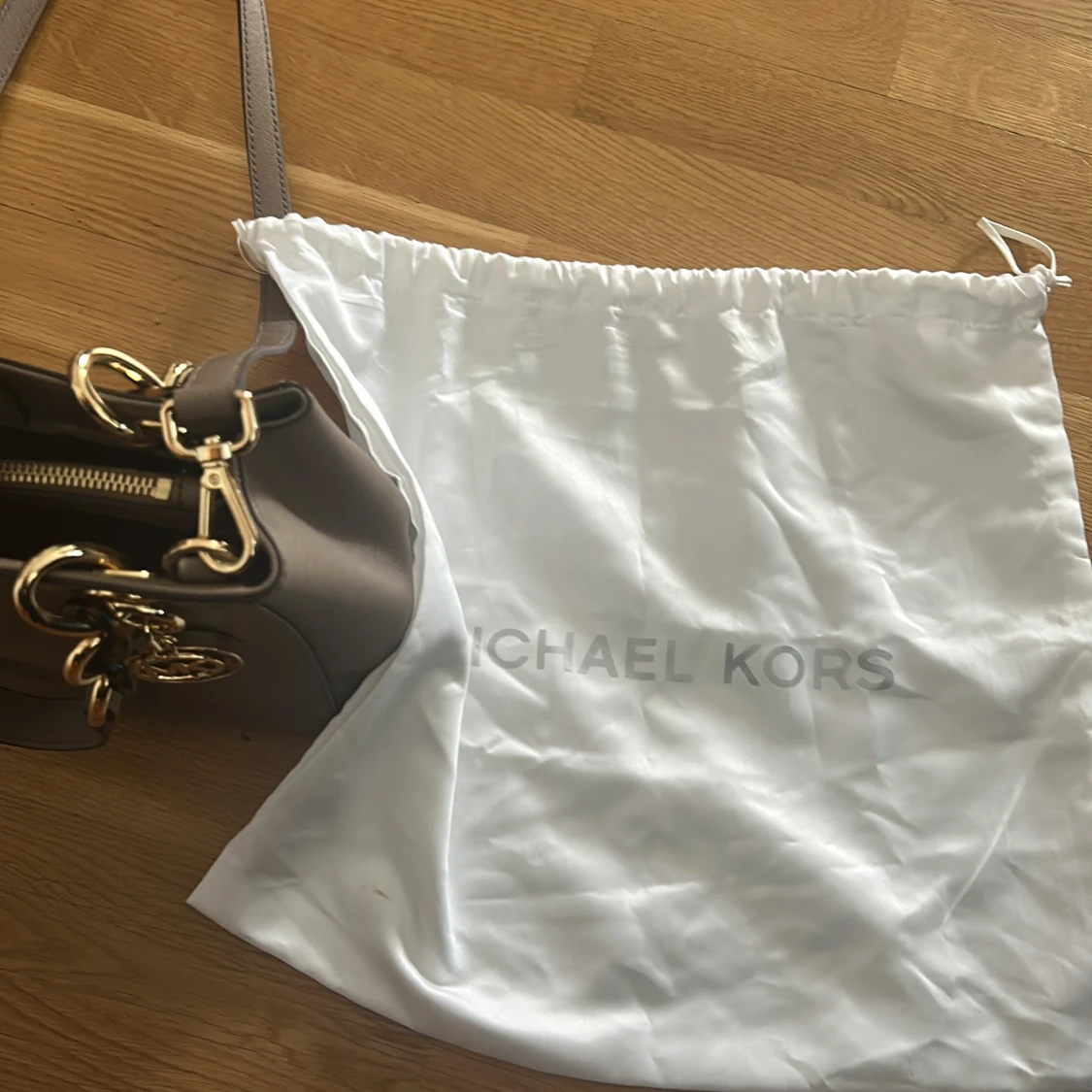 Grå axelväska från Michael Kors - 2