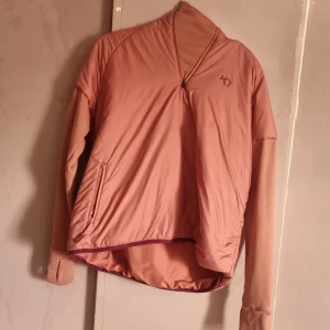 Rosa jacka från Kari Traa - Säljer en snygg rosa jacka från Kari Traa. Jackan har en dragkedja framtill och långa ärmar. Perfekt för kyligare dagar med sin bekväma passform och stilrena design. Är storlek XL men skulle säga en liten XL eller stor large .