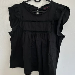 svart blus  - supersöt blus med spetsdetaljer, passar mig som har strl 34/36 💓