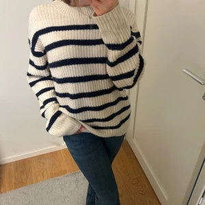 Randig stickad tröja H&M - Säljer en mysig randig stickad tröja från H&M i krämvitt och marinblått. Använd ett fåtal gånger💗
