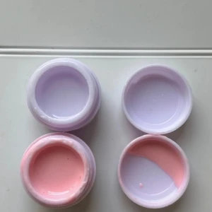 Poly gel - Fyra små burkar med poly gelé i pastellfärger. Två burkar innehåller ljusrosa gelé och två burkar innehåller ljuslila gelé. Perfekt för att skapa en mjuk och färgglad look. Soak off, härdnas med uv lampa. Säljer uv lampa om du behöver! 120/burk. En rosa och en genomskinlig. Har pensel också och massor andra nageltillbehör om det behövs inkusive elektrisk nagelfil, gel, uv lampa osv.