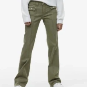 Gröna hm jeans - Så snygga! Klippta så skriv för mer info ❤️