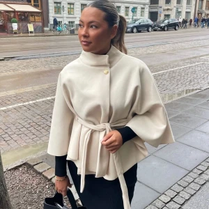 Beige kappa med knytband köpa/byta - Säljer en beige Poncho Blair ifrån Missäy, byter gärna mot en svart💓obs. Inte min bild, skriv för egna bilder