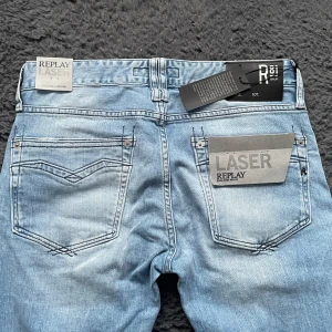 Helt nya Replay jeans  - Snygga ljusblå jeans från Replay med en klassisk femficksdesign. De har en straight passform och är tillverkade i denim med en lätt tvättad look. Perfekta för en avslappnad stil. 