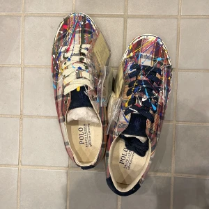 Sample sneakers från Polo Ralph lauren - Unika sneakers från Polo som aldrig släppts till allmänheten. Aldrig använda. Storlek 9 vilket motsvarar 42-43.  Perfekta för att ge din outfit en konstnärlig touch. Meetup i Stockholm eller frakt mot betalning