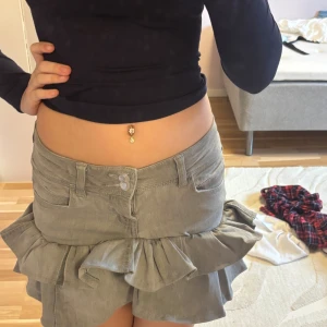 Jeans volangkjol - Det är ett par jeans i storlek 152 från Gina Young som jag har sytt om till en kjol. Så jag skulle säga att det är en storlek XS. Den är jättefin. Volangen kanske inte är perfekt sydd och står ut lite på vissa ställen som man kan se på bilderna. Skriv för fler bilder eller om ni undrar ngt. Pris kan diskuteras 