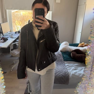 skinnjacka från Zara - Snygg svart skinnjacka från Zara, inga defekter eller slitage, jätte fint skick! Storlek XL men passar mig som har storlek S (se bilder). 