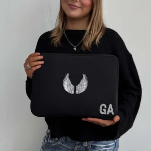 Snyggt datorfodral som är handgjort!  - Väldigt snyggt och stil rent datorfodral, som är handgjort av 4 tjejer. 💗 På fodralet tillkommer vingar, samt man får även välja vilka intisialer man vill ha (max 3 bokstäver) 💗 Det finns även andra fodral på min profil som ni gärna får kolla in! 💗