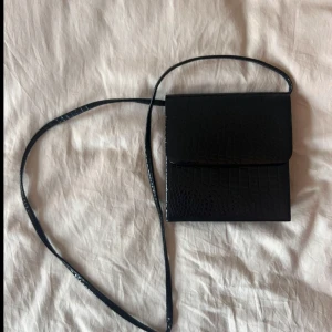 Svart axelväska  - Svart väska med långt axelband 🖤🎱🖤