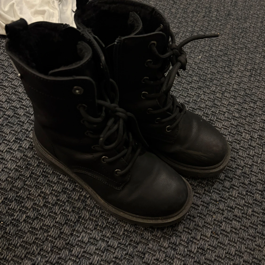 Svarta boots med snörning