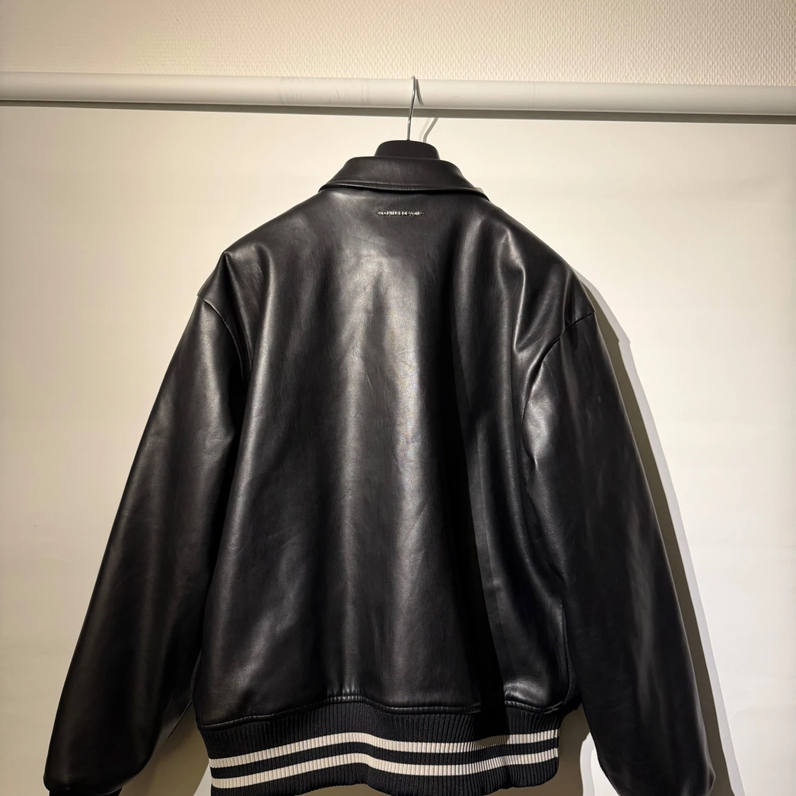 Svart bomberjacka med läderdetaljer - 1