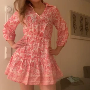 Rosa blommig klänning från Zara - Säljer en söt rosa klänning från Zara med blommigt mönster💘💘