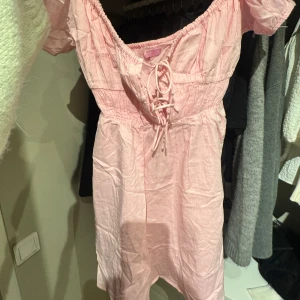 Bianca ingrosso x Nelly  - Säljer denna sommardröm från Bianca ingrossos kollektion med Nelly. Aldrig använd. Går att styla på många sätt, off shoulder, helt på axlarna etc. Säljs då den aldrig kommit till användning. Går självklart att stryka, kan fixa till det innan vid intresse av köp 🩷