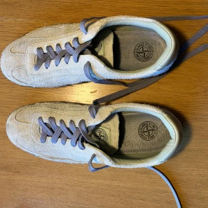 Stone island skor - Ett par riktigt snygga stone island skor i bra bra skick. Skorna är använda högst 5 gånger och är prima skick. Storlek 45. Skorna heter rock suede och ligger på runt 3000 nyskick. Dustbag, extra snören tillkommer. Kom privat vid eventuella frågor!